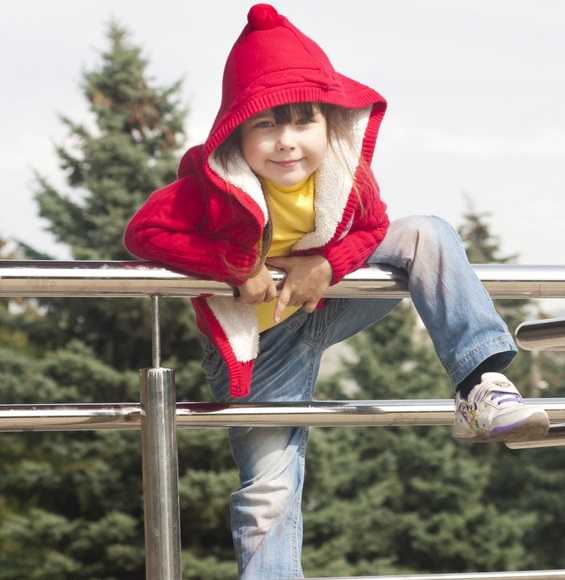 Enfant sur une balustrade